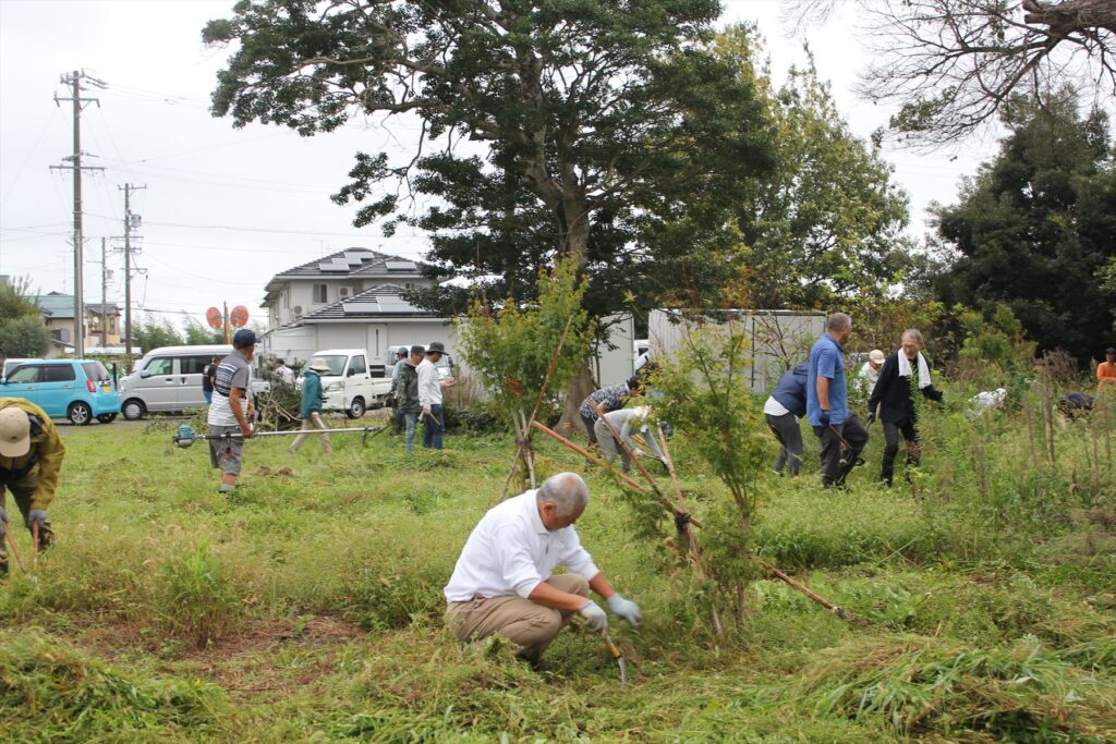 境内の草刈り作業