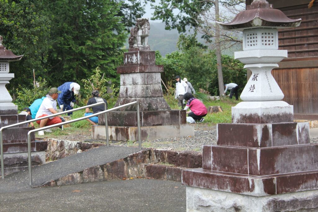 境内の草刈り作業